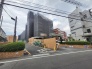 落ち着いた街並みに溶け込む端正な佇まいの外観。永く住まう場所としての安心感が漂います。
