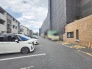 落ち着いた住宅街に位置しており、日々の生活を穏やかに過ごせる環境が整っています。

