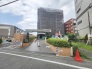 周辺の街並みの中で適度な主張、生活に溶け込むシンプルなデザインの外観が魅力の建物です。

