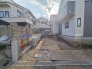 安心して暮らすことのできる住宅街。　住宅地の道路は一般に交通量が少なく車などの騒音が少ないため、住民にとって静かな生活環境が提供されます。
