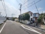 安心して暮らすことのできる住宅街。　住宅地の道路は一般に交通量が少なく車などの騒音が少ないため、住民にとって静かな生活環境が提供されます。
