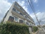 周辺の街並みの中で適度な主張、生活に溶け込むシンプルなデザインの外観が魅力のマンションです。

