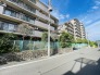 周辺の街並みの中で適度な主張、生活に溶け込むシンプルなデザインの外観が魅力のマンションです。
