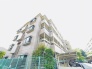周辺の街並みの中で適度な主張、生活に溶け込むシンプルなデザインの外観が魅力のマンションです。

