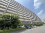 周辺の街並みの中で適度な主張、生活に溶け込むシンプルなデザインの外観が魅力の建物です。
