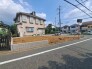 安心して暮らすことのできる住宅街。　住宅地の道路は一般に交通量が少なく車などの騒音が少ないため、住民にとって静かな生活環境が提供されます。
