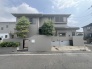 周辺の街並みの中で適度な主張、生活に溶け込むシンプルなデザインの外観が魅力の一戸建です。
