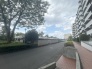 豊かな緑と空の広がりを感じるゆとりある敷地内の風景です。穏やかな日常が流れる住環境です。
