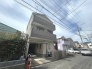 周辺の街並みの中で適度な主張、生活に溶け込むシンプルなデザインの外観が魅力の一戸建です。
