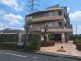 周辺の街並みの中で適度な主張、生活に溶け込むシンプルなデザインの外観が魅力の一戸建です。
