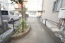 周囲と程よい距離感を保つプライベートな敷地設計。静かな日常を大切にできる場所です。
