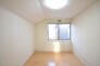 勾配天井の2階のお部屋。この勾配の角度がお洒落な雰囲気を感じさせてくれます。
