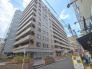 周辺の街並みの中で適度な主張、生活に溶け込むシンプルなデザインの外観が魅力のマンションです。

