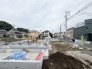 現在建物を建築中です、建築中の物件については現地確認の他、同施工会社の完成施工例のご案内、担当者のプレゼンテーションにてご検討ください。適切なご検討の方法をご説明させて頂きます。
