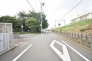 緑豊かな環境に隣接し、日々の暮らしに穏やかな落ち着きと安らぎを感じさせる周辺環境です。
