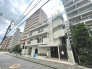 周辺の街並みの中で適度な主張、生活に溶け込むシンプルなデザインの外観が魅力の建物です。
