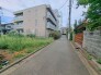 安心して暮らすことのできる住宅街。住宅地の道路は一般に交通量が少なく車などの騒音が少ないため、住民にとって静かな生活環境が提供されます。
