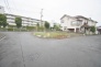 安心して暮らすことのできる住宅街。　住宅地の道路は一般に交通量が少なく車などの騒音が少ないため、住民にとって静かな生活環境が提供されます。
