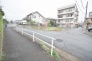 安心して暮らすことのできる住宅街。　住宅地の道路は一般に交通量が少なく車などの騒音が少ないため、住民にとって静かな生活環境が提供されます。

