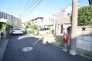 安心して暮らすことのできる住宅街。　住宅地の道路は一般に交通量が少なく車などの騒音が少ないため、住民にとって静かな生活環境が提供されます。
