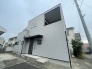 周辺の街並みの中で適度な主張、生活に溶け込むシンプルなデザインの外観が魅力の一戸建です。
