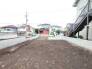 閑静な住宅街に位置し、開放感のある広がりを感じさせる土地です。周囲の落ち着いた環境と調和しながら、理想の暮らしを描くための新しい土台として、自由な発想を膨らませられる空間が広がっています

