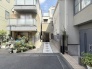 安心して暮らすことのできる住宅街。　住宅地の道路は一般に交通量が少なく車などの騒音が少ないため、住民にとって静かな生活環境が提供されます。
