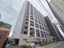周辺の街並みの中で適度な主張、生活に溶け込むシンプルなデザインの外観が魅力の建物です。
