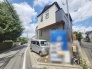 周辺の街並みの中で適度な主張、生活に溶け込むシンプルなデザインの外観が魅力の一戸建です。
