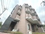 周辺の街並みの中で適度な主張、生活に溶け込むシンプルなデザインの外観が魅力のマンションです。

