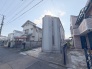 周辺の街並みの中で適度な主張、生活に溶け込むシンプルなデザインの外観が魅力の一戸建です。
