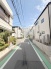 安心して暮らすことのできる住宅街。　住宅地の道路は一般に交通量が少なく車などの騒音が少ないため、住民にとって静かな生活環境が提供されます。
