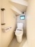 階段下を有効活用したトイレスペース。
便座はもちろんウォシュレット。

