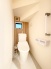 階段下を有効活用したトイレスペース。
便座はもちろんウォシュレット。

