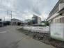 安心して暮らすことのできる住宅街。　住宅地の道路は一般に交通量が少なく車などの騒音が少ないため、住民にとって静かな生活環境が提供されます。
