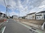 安心して暮らすことのできる住宅街。　住宅地の道路は一般に交通量が少なく車などの騒音が少ないため、住民にとって静かな生活環境が提供されます。
