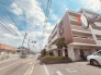 周辺の街並みの中で適度な主張、生活に溶け込むシンプルなデザインの外観が魅力の建物です。
