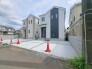周辺の街並みの中で適度な主張、生活に溶け込むシンプルなデザインの外観が魅力の一戸建です。
