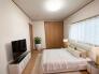 本画像は、入居者様の家具をCGで消去し、CGで家具を作成しております。実際の現地に家具はなく、価格にも家具は含まれていません。また、現況と異なる可能性がございます。
