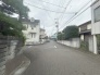 安心して暮らすことのできる住宅街。　住宅地の道路は一般に交通量が少なく車などの騒音が少ないため、住民にとって静かな生活環境が提供されます。
