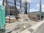 現在建物を建築中です、建築中の物件については現地確認の他、同施工会社の完成施工例のご案内、担当者のプレゼンテーションにてご検討ください。適切なご検討の方法をご説明させて頂きます。
