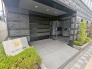 周辺の街並みの中で適度な主張、生活に溶け込むシンプルなデザインの外観が魅力のマンションです。
