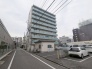 周辺の街並みの中で適度な主張、生活に溶け込むシンプルなデザインの外観が魅力のマンションです。
