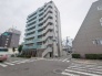 周辺の街並みの中で適度な主張、生活に溶け込むシンプルなデザインの外観が魅力のマンションです。
