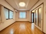 木目の美しいフローリングと落ち着いた色調の建具が調和する、温もりとゆとりを感じさせる穏やかな空間です