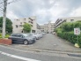 周辺の街並みの中で適度な主張、生活に溶け込むシンプルなデザインの外観が魅力の建物です。
