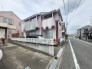 穏やかな住宅街に佇む親しみやすいたたずまいの建物です。

