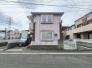 周辺の街並みの中で適度な主張、生活に溶け込むシンプルなデザインの外観が魅力の一戸建です。
