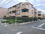 周辺の街並みの中で適度な主張、生活に溶け込むシンプルなデザインの外観が魅力のマンションです。
