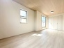 スタイリッシュなデザインと快適な居住性を兼ね備えた洋室。広々とした空間は、自分らしいインテリアを楽しむことができるほか、リラックスした時間を過ごすことができそうです。
